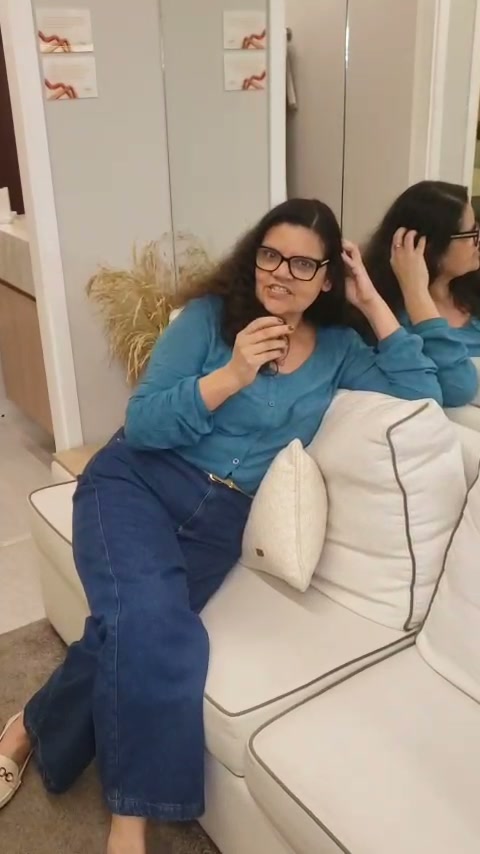 Elvanna Gomes em um ambiente residencial decorado